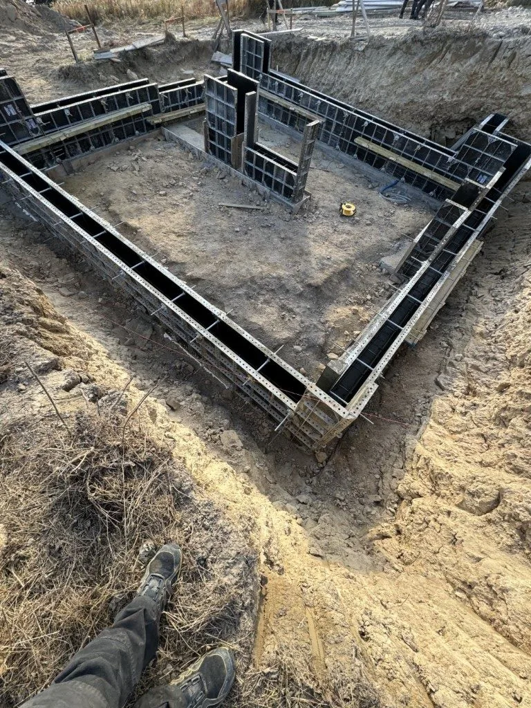 Złożone szalunki systemowe ścian fundamentowych w wykopie, narożnik obrysu