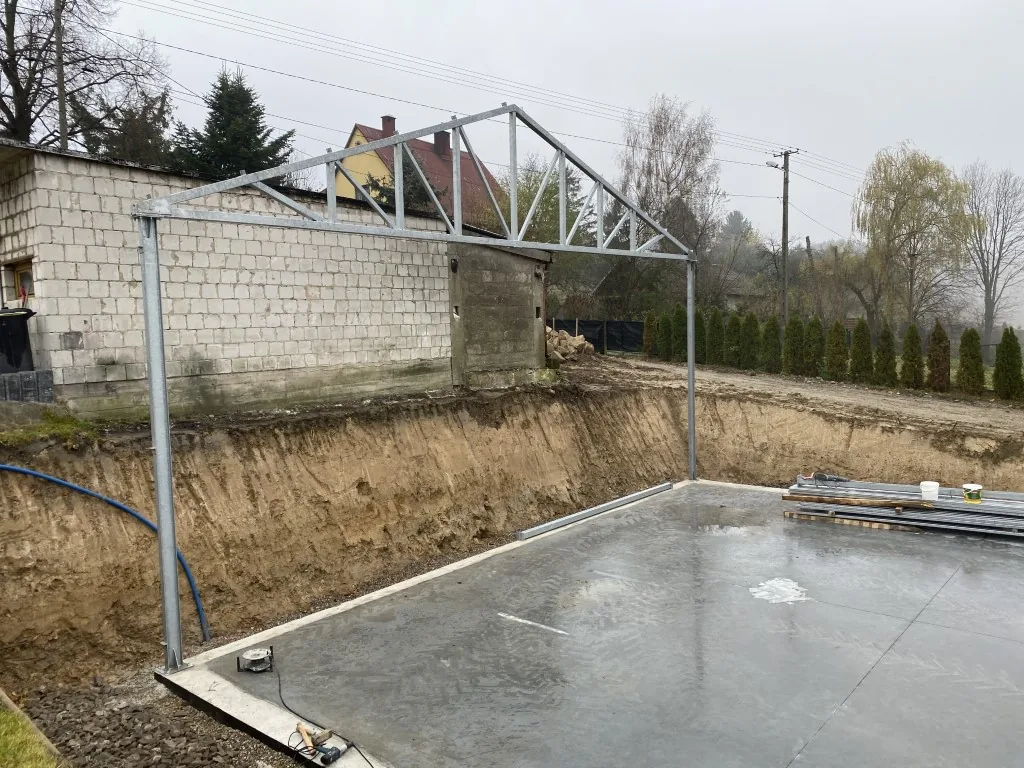 Wylana płyta fundamentowa hali i pierwszy zmontowany segment stalowej ramy z wiązarem kratowym