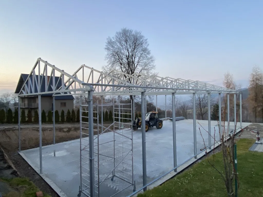 Kompletny stalowy szkielet hali na płycie fundamentowej, w tle góry Małopolski