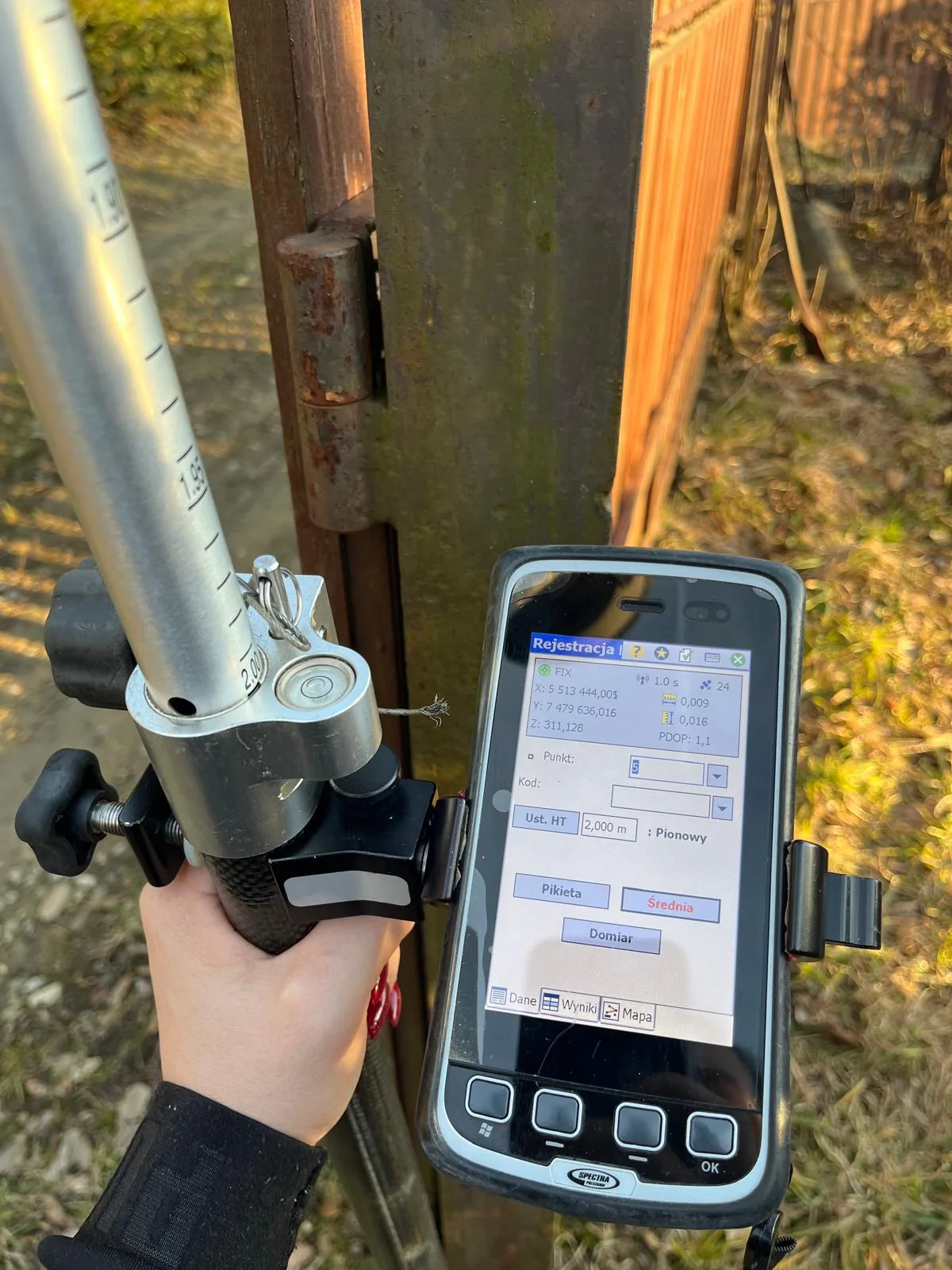 Rejestrator GNSS pokazujący rozwiązanie FIX, 24 satelity i centymetrową dokładność podczas pomiaru