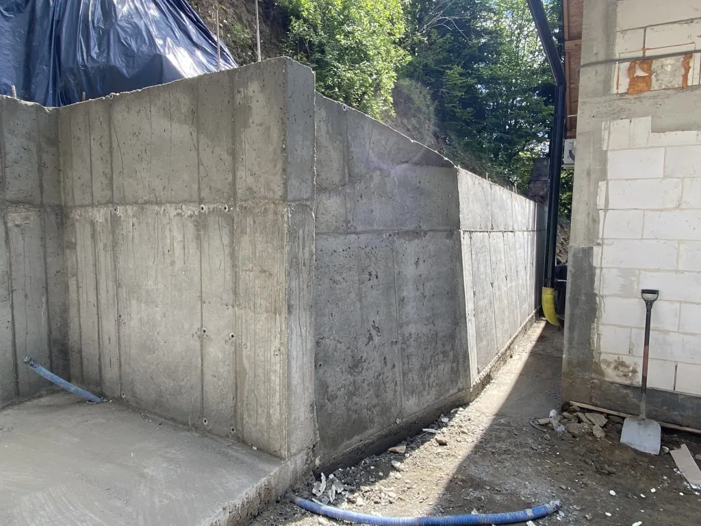 Mur oporowy z żelbetu w okolicach Nowego Sącza