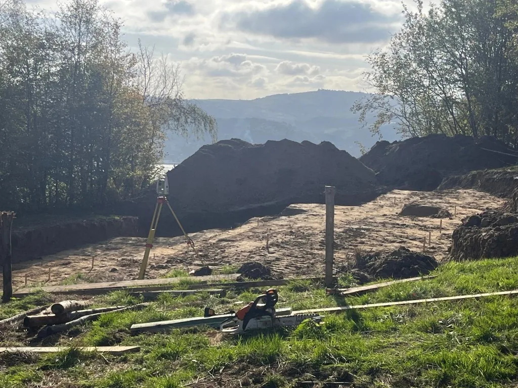 Tachimetr ustawiony na wytyczonej platformie z widokiem na Jezioro Rożnowskie, złote światło popołudnia